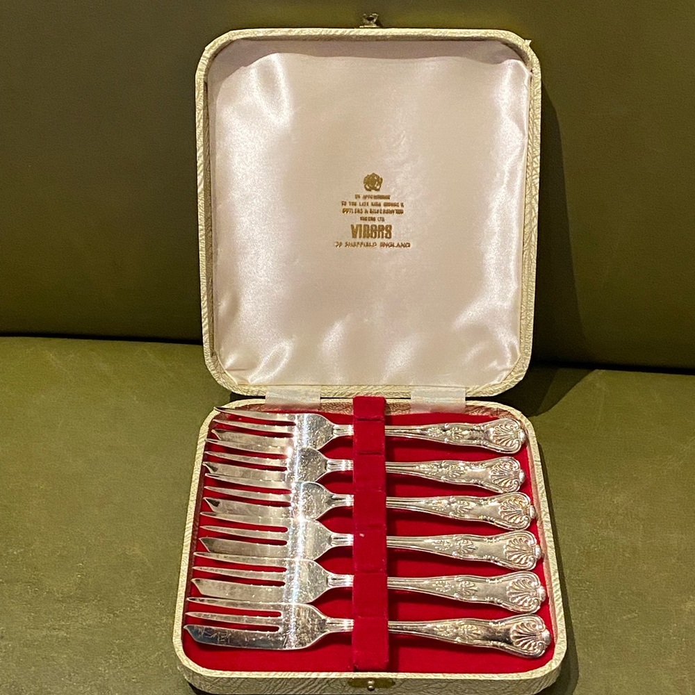 Viners of Sheffield Kings Royal pattern silver plated 6 piece pie forks in case